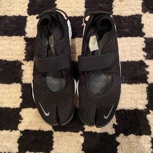 NIKE Air Drift Sneakers size 9, worn a couple times, like new. Black with white